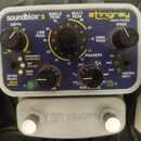 Modrý efekt pedál s nápisy soundblox 2 a stingray MULTI-FILTER. Na horní části jsou ovládací knoflíky DEPTH a SPEED, uprostřed velký volič s označení…