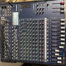Modrý mixážní pult značky YAMAHA s označením MG166C USB. Zařízení obsahuje řadu vertikálních kanálů s knoflíky v červené, zelené a žluté barvě a fade…