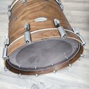 Dřevěný buben s přirozenou hnědou strukturou dřeva a stříbrným kovem. Na korpusu je umístěno logo DRUM CRAFT a stejný nápis DRUM CRAFT je vidět i na…