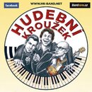 Kresba tří mužů v kruhovém rámu s nápisem HUDEBNÍ KROUŽEK. Muži drží mikrofon a elektrickou kytaru, pod nimi jsou zobrazeny klávesy pianina. V horní…