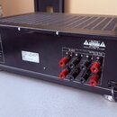Černý integrovaný stereozakladní zesilovač s kovovým šasi a žebrovaným horním krytem. Na zadním panelu je nápis SONY, model no. TA-F505ES INTEGRATED…