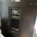 Zadní strana černého reproduktoru s texturovaným povrchem. Na zadním panelu je nápis PreSonus AIR18s, ovládací prvky a konektory pro vstup (input) a…