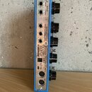 Modrý efekt pedál s kovovým zadním panelem. Na panelu jsou nápisy INPUT (MONO, STEREO), OUTPUT (MONO, STEREO), EXP PEDAL a MIDI IN / THRU, dále logo…