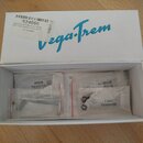 Bílá krabice s nápisem vega-Trem v modré barvě. Na krabici je nalepený štítek s textem 524066, VegaTrem VT1 UltraTrem 2 Point Pivot Satin Stainless S…