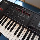 Černý digitální klavír značky Roland s červeným nápisem FA-06. Horní panel obsahuje sekci SOUND MODIFY s několika červenými otočnými knoflíky a displ…