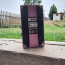 Zadní strana efekt pedálu v růžové barvě s dvěma černými gumovými pásy. Uprostřed je bílý nápis „chase bliss“ s logem a webovou adresou „chasebliss.c…