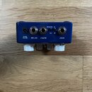 Modrý efekt pedál z pohledu konektorů. Na zařízení jsou nápisy DC 9V, EXT.SW, OUTPUT a INPUT, dále označení BF, IFS a TB NORMAL u přepínačů. Do konek…