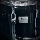 Detailní pohled na černý buben s chromovaným obručem a kování. Na korpusu je umístěn stříbrný štítek s logem Pearl a nápisy CZX STUDIO a ALL BIRCH SH…