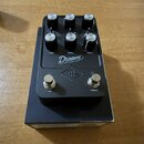 Černý efekt pedál s nápisy Dream a 65 REVERB-AMP. Obsahuje šest ovládacích knoflíků s popisky BASS, TREBLE a BOOST, tři přepínače a dva stisknuté spí…