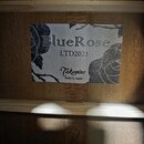 Fotografie zachycuje vnitřní štítek dřevěného hudebního nástroje. Na štítku je uveden nápis BlueRose, pod ním označení LTD2021 a logo Takamine s dopl…