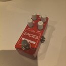 Červený efekt pedál s bílými ovládacími knoflíky. Na horní straně jsou nápisy ehx, POG a NYC • DSP, dále popisky DRY, SUB OCTAVE, TONE a FILTER. Povr…