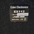 Fotografie zachycuje černý štítek s bílým textem přilepený na tmavý, texturovaný povrch. Na štítku je uveden název Eden Electronics a model EX112. Je…