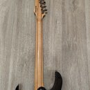 Zadní strana elektrické kytary s černým trupem a krčkem z přírodního dřeva. Na hlavě jsou šest ladicích strojů a čitelný nápis „STRATOCASTER MADE IN…