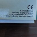 Fotografie zachycuje část bílé krabice s modrými nápisy. Je na ní uveden model PS-5 SUPER Shifter a logo CE. Dole je text MADE IN TAIWAN, Roland Corp…