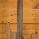 Elektrická kytara s dřevem v přirozené hnědé barvě a tmavým hmatníkem. Na hlavě je viditelné logo Cort. Nástroj má dva humbuckery, jeden ovládací kno…