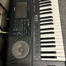 Černý digitální klavír s bílými a černými klávesami. Na ovládacím panelu jsou nápisy YAMAHA a פסתר SX900. Nástroj obsahuje displej, zahlreiche tlačít…