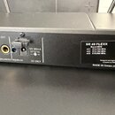 Zadní strana černého přijímače s nápisem SR 40 FLEXX. Na štítku jsou uvedeny údaje Band 40/G, ch1 812.700 MHz, ch2 813.100 MHz a ch3 815.000 MHz, dál…