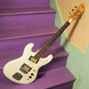 Bílá elektrická kytara s hnědým hmatníkem a světle hnědou hlavou. Na hlavě je viditelné logo "Danelectro". Nástroj má tři snímače s viditelnými žlutý…