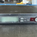 Černý rackový přijímač s logem SHURE a označením SLX4. Na předním panelu je LCD displej, dvě tlačítka s nápisy menu a select, kontrolky ready a sync…