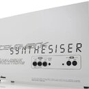 Bílé obdélníkové zařízení s nápisy „telemark SYNTHESISER“ a „ANALOGUE SOLUTIONS“. Na zadní straně jsou konektory s popisky „SIGNAL ext5“, „ext6“, „PO…