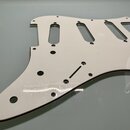 Bílá pickguard pro elektrickou kytaru s třemi výřezy pro snímače. Povrch je hladký a Committees lesklý, s několika viditelnými montážními otvory. Na…
