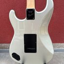 Zadní strana elektrické kytary v odstínu stříbrné metalik. Na černém štítku u krku je nápis JFGC21000049, MADE IN JAPAN a logo Fender. Tělo má dva če…