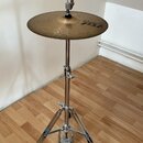 Fotografie zobrazuje činely s hi-hat stojanem z chromovaného kovu. Na činely je viditelný nápis Paiste FX 1. Na pedálu stojanu je umístěno logo SONOR…