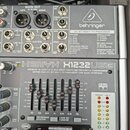 Stříbrošedý mixážní pult značky behringer s označením XENYX X1222USB. Na předním panelu je nápis PREMIUM 16-INPUT 2/2-BUS MIXER • XENYX MIC PREAMPS &…