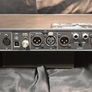 Zadní strana černého rackového procesoru s logem YAMAHA a nápisy MADE IN JAPAN, PROFESSIONAL MULTI-EFFECT PROCESSOR MODEL SPX2000. Zařízení obsahuje…