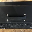 Černý kytarový kombozesilovač s texturovaným povrchem a plastovou rukojetí. Na ovládacím panelu je nápis KATANA-HEAD MK II a logo Boss. Panel obsahuj…