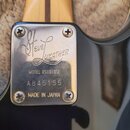 Detail kovového šiltiku na zadní straně černého hudebního nástroje. Na šiltíku je nápis „STEVE LUKATHER“, dále označení „MODEL RS1010SL“, sériové čís…