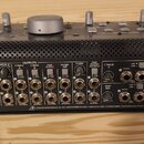 Zadní strana černého monitorovacího kontroléru s nápisem BIG KNOB. Zařízení obsahuje řadu vstupů a výstupů typu jack, s popisky jako MONITOR A, B, C,…