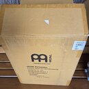 Hnědý cardboardový krabic s potiskem loga MEINL a webovou adresou meinlpercussion.com. Pod logem je text: MEINL Percussion, Roland Meinl Musikinstrum…