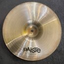 Kruhový mosazný činel s koncentrickým rýhováním povrchu. Ve spodní části je černý nápis PAiste a pod ním menší text MADE IN SWITZERLAND. Povrch vykaz…
