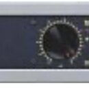 Stříbrné rackové zařízení s tmavě modrým předním panelem. V levém horním rohu je logo a nápis YAMAHA, v pravém horním rohu text POWER AMPLIFIER FA200…