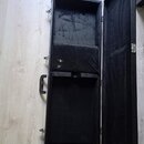 Otevřený obdélníkový kufřík s černým vnitřním polstřením. Kufřík má na levé straně černou plastovou rukojeť a tři kovové zapínací zámky. V horní část…
