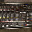 Černý mixovací pult v transportním kufru s hliníkovými hranami. Na pravé straně je bílý nápis „DYNACORD CMS 2200 COMPACT MIXING SYSTEM“. Zařízení obs…