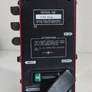 Zadní strana červeného efektpedálu s černým povrchem. Na štítcích jsou nápisy SERIAL NO: 206 002, MADE AND DEVELOPED IN THE CZECH REPUBLIC a CE. Dále…