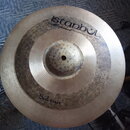 Kruhová mosazná činely s viditelným rýhováním. Na povrchu je nápis „istanbul Mehmet Handmade Cymbals from Turkey“ a v dolní části označení „Sultan“.…
