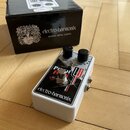 Bílý efekt pedál s černým ovládacím panelem a dvěma černými otočnými knoflíky. Na panelu je červený nápis PUSH FOX, logo electro-harmonix a přepínače…