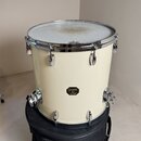 Krémový buben s chromovaným obručováním a kováním, umístěný v černém softcasu. Na korpusu je černé logo Gretsch s nápisem DRUM MAKERS SINCE 1883. Mem…