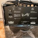 Zadní strana basového komba v černém provedení. Na zadním panelu je nápis MODEL Rumble 15, logo CE a štítek s textem FENDER MUSICAL INSTRUMENTS CORP.…