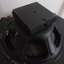 Černý reproduktor s robustním magnetem a čtvercovým horním krytem. Na spodním okrahu rámu jsou viditelné nápisy „052308“ a „C15L C0207“. Z reprodukto…