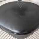 Černý, oválný tvrdý kufřík s povrchem z imitace kůže. V horní části je do materiálu vyražen dekorativní ornament ve tvaru stylizovaného motýla nebo k…