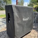 Černý textilní kryt na reproduktor s bílým logem a nápisem „LP CENOVA“. Kryt má na boční straně vyřezaný otvor pro úchop. Povrch materiálu je rovnomě…