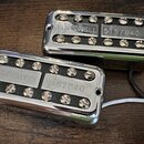 Dva chromované humbuckery s černými cívkami a viditelnými póly. Na kovových krytech je vyražen nápis ROSWELL a číslo 5157940. Z obou snímačů vedou el…