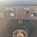 Detail zadní strany kytarového komba značky Peavey, model BANDIT 112 s nápisem TRANS TUBE. Je vidět ovládací panel s sekcemi SPEAKER SIMULATED DIRECT…