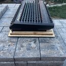 Černý mixážní pult s mnoha posuvníky a ovládacími knoflíky, umístěný na dřevěné podložce. Na levém boku je svisle napsán bílý text AUDIOPRO 12/16X. P…