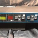 Modrý rackový efektový procesor s kovovým horním krytem. Na předním panelu je vlevo bílé logo YAMAHA a vpravo nápis PROFESSIONAL MULTI-EFFECT PROCESS…