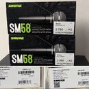 Dvě krabice s mikrofony značky SHURE, model SM58. Horní krabice obsahuje model SM58-LCE za cenu 2 790 Kč, spodní krabice model SM58SE za cenu 2 890 K…